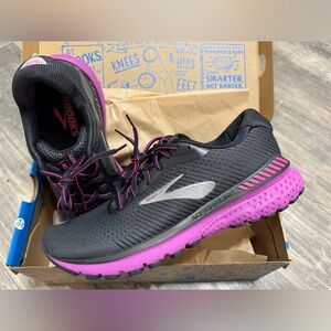 NIB Women’s Brooks Adrenaline GTS 20. Size 10.5.